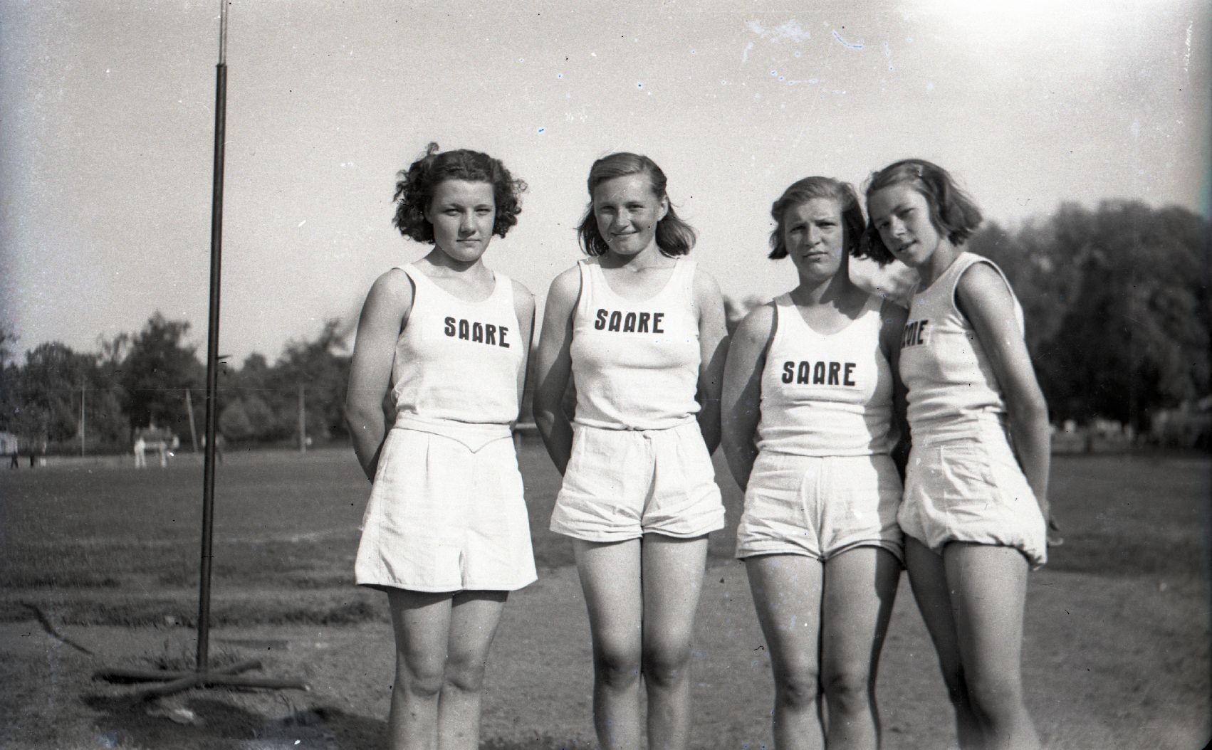 Saaremaa, spordiriietuses naised