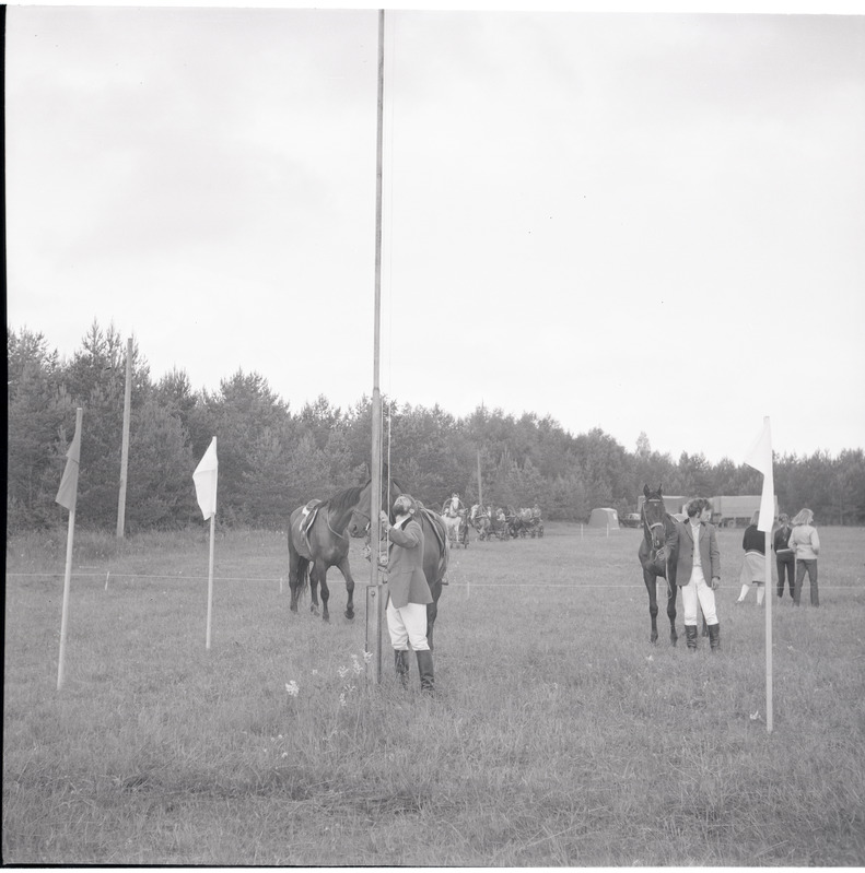Ratsavõistlused, lipu heiskamine