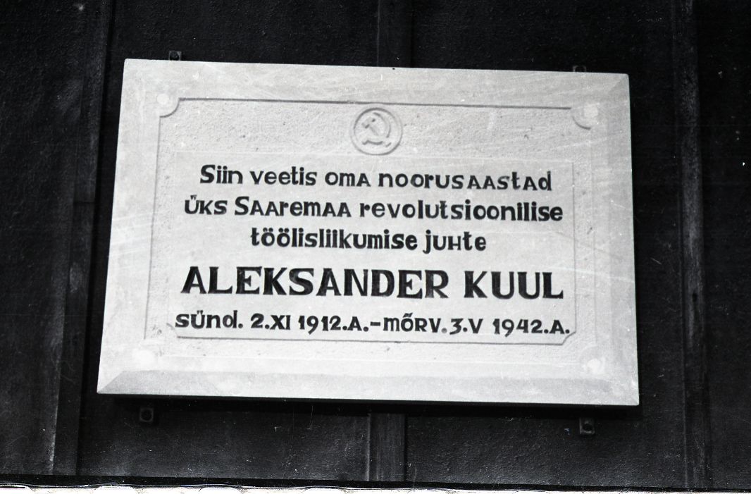 Mälestustahvel Aleksander Kuuli sünnikodu seinal