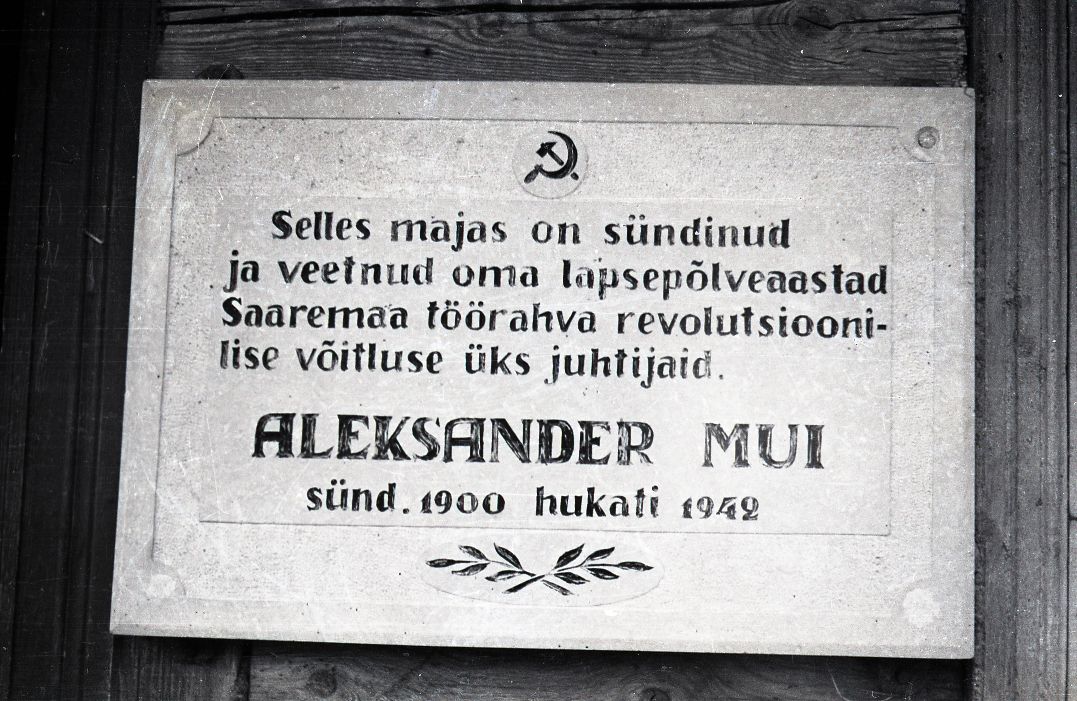 Memoriaaltahvel Aleksander Mui sünnikodu seinal