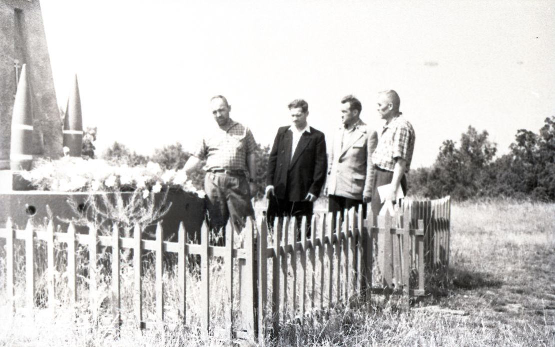 1941. aasta lahingutest osavõtnud 1960. aastal Saaremaal: 315. rannakaitsepatarei mälestussamba juures