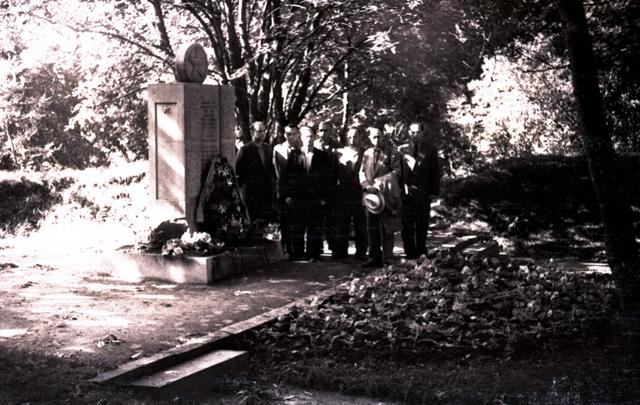 1941.aasta lahingutest osavõtjad Saaremaal 1960. aastal: mälestusmärgi juures Väikesel linnapeal