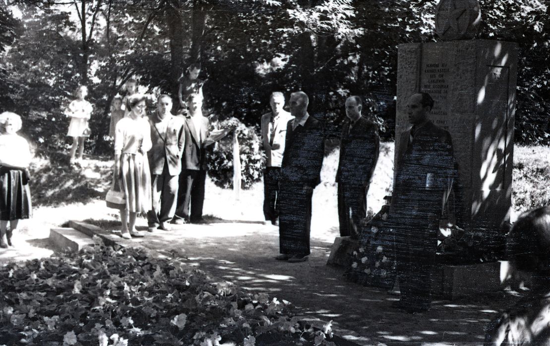 1941.aasta lahingutest osavõtjad Saaremaal 1960. aastal:  Väikesel linnapeal