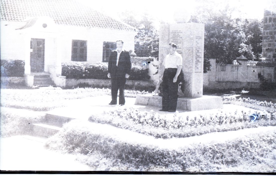 1941.aasta lahingutest osavõtjad Saaremaal 1960. aastal: pärja asetamine Lossihoovis