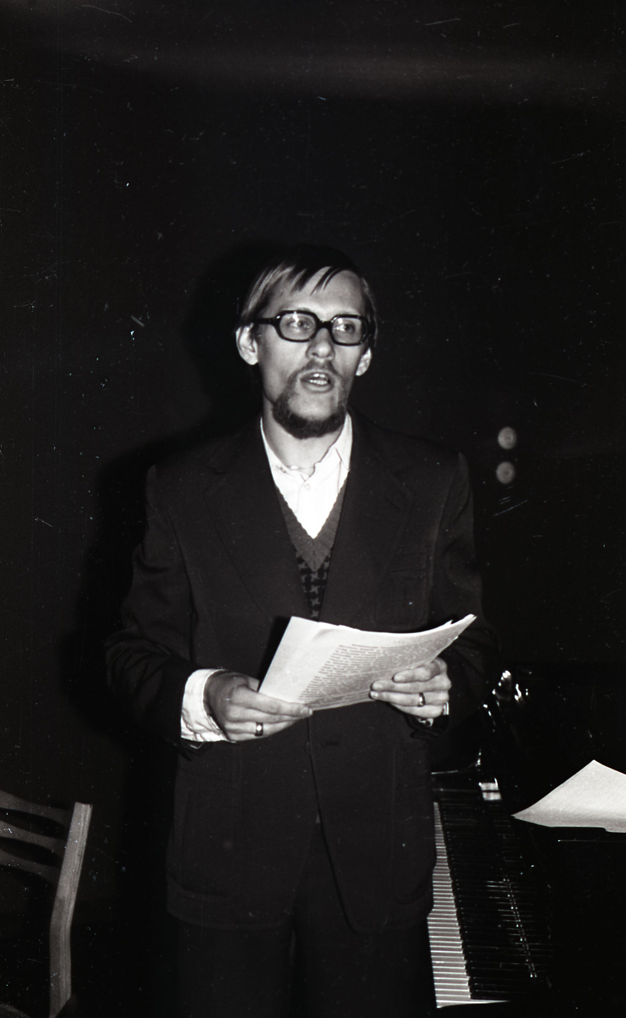 Keele ja Kirjanduse Instituudi nooremteadur Peep Nemvalts esinemas Johannes Aaviku mälestuspäeval Kingissepas 06.12.1980.a.