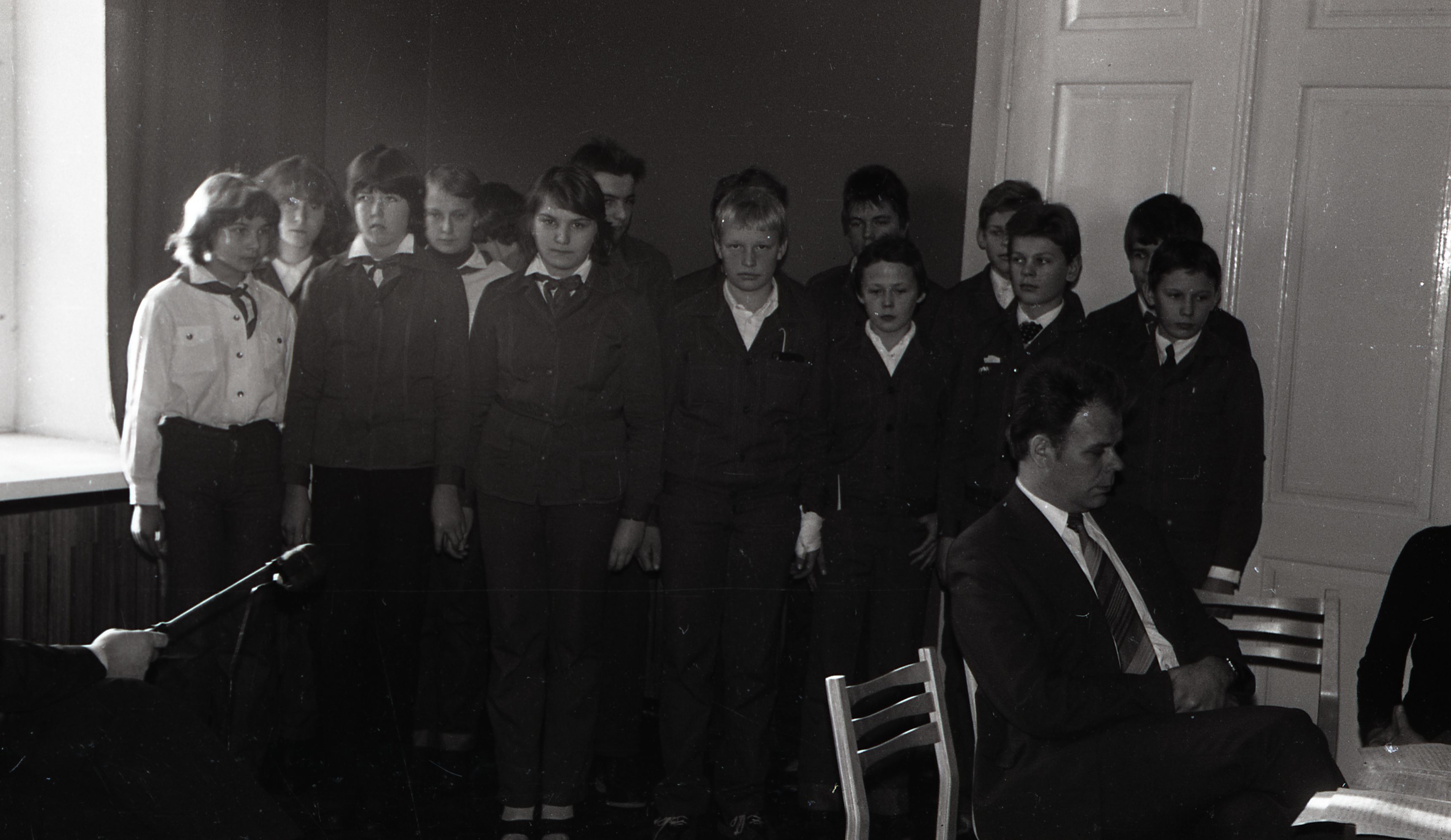 Kahtla 8-klassilise kooli õpilased Joh. Aaviku lapsepõlve teemalist montaaži esitamas Johannes Aaviku mälestuspäeval Kingissepas 06.12.1980.a.