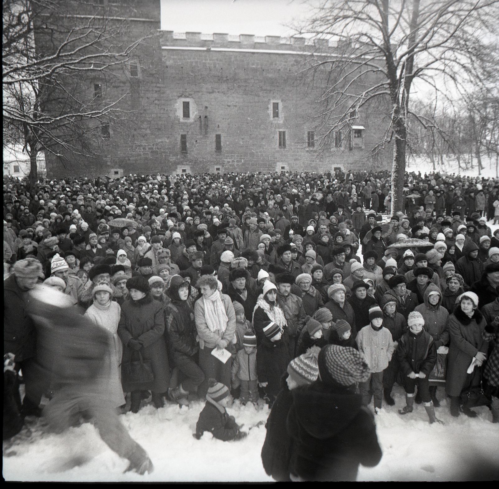 Rahvuslipu heiskamine Kuressaare linnuse kaitsetorni, pealtvaatajad