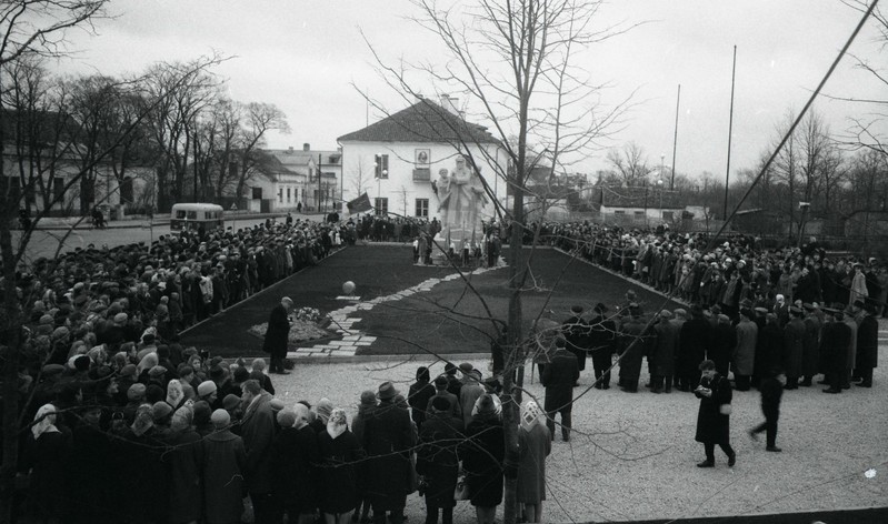 Saaremaa 1919.a. mässu monumendi avamine.