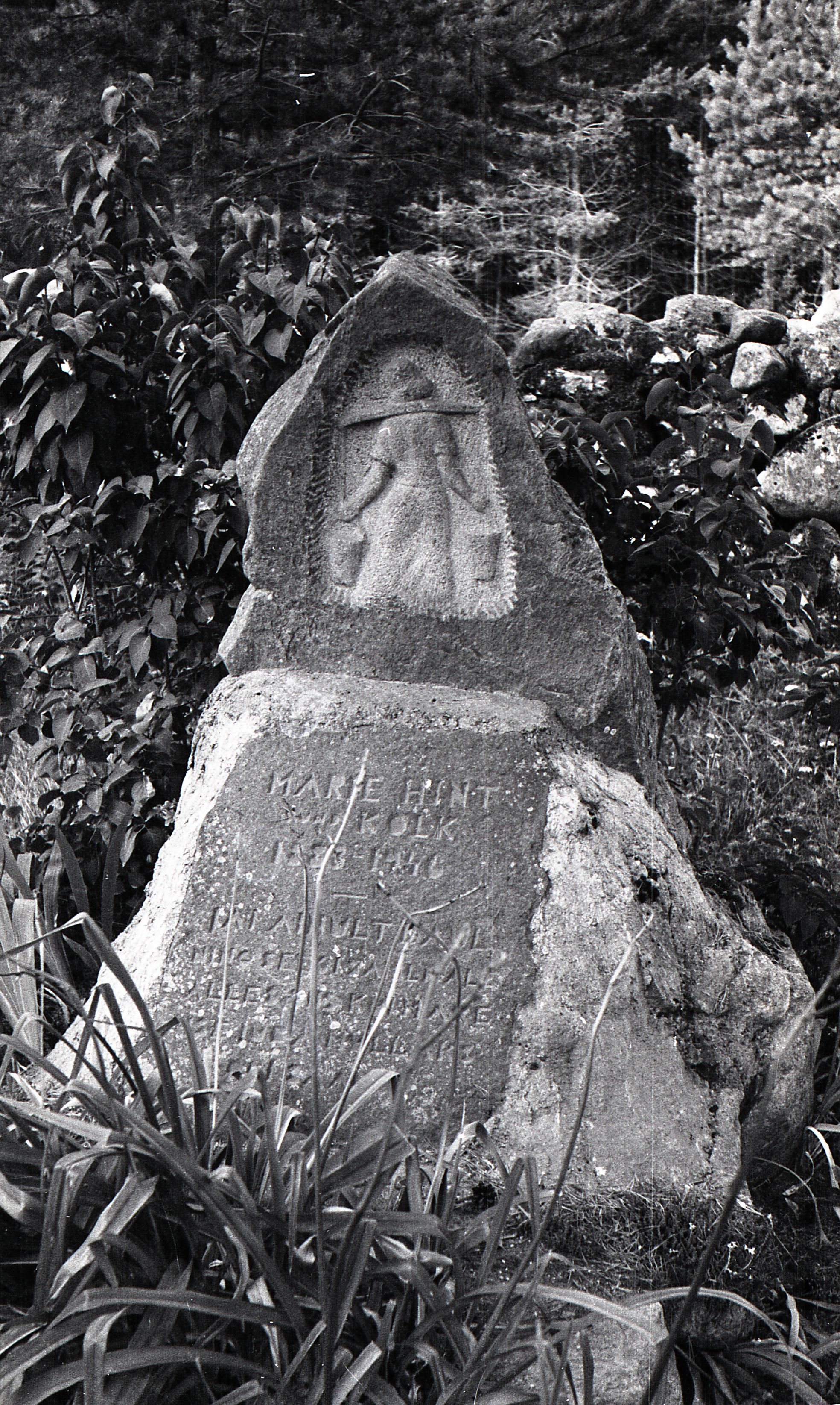 Hint, Marie haud Muhu kalmistul