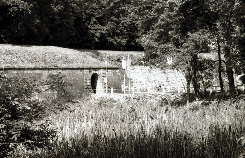 Kuressaare linnuse taasavamise pidustused 1985.a.: vimplitega kaunistatud kindluse sissepääsutee.