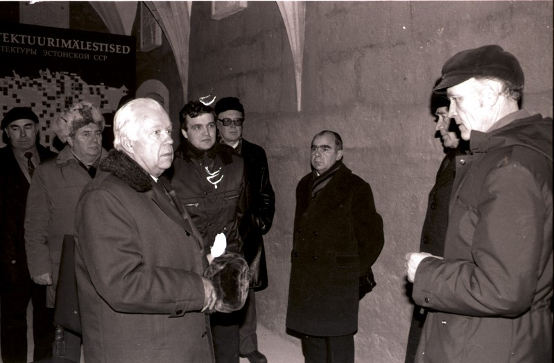 EKP Keskkomitee I sekretäri Karl Vaino külaskäik Kuressaare linnusesse 1985.a.: külalised peakorruse ristikäigus.