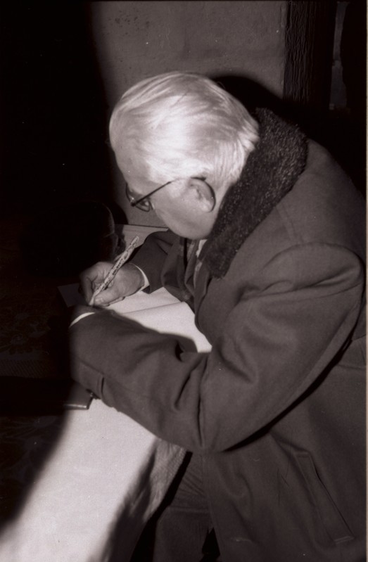 EKP Keskkomitee I sekretäri Karl Vaino külaskäik Kuressaare linnusesse 1985.a.: muuseumi külalisteraamatusse sissekannet tegemas.