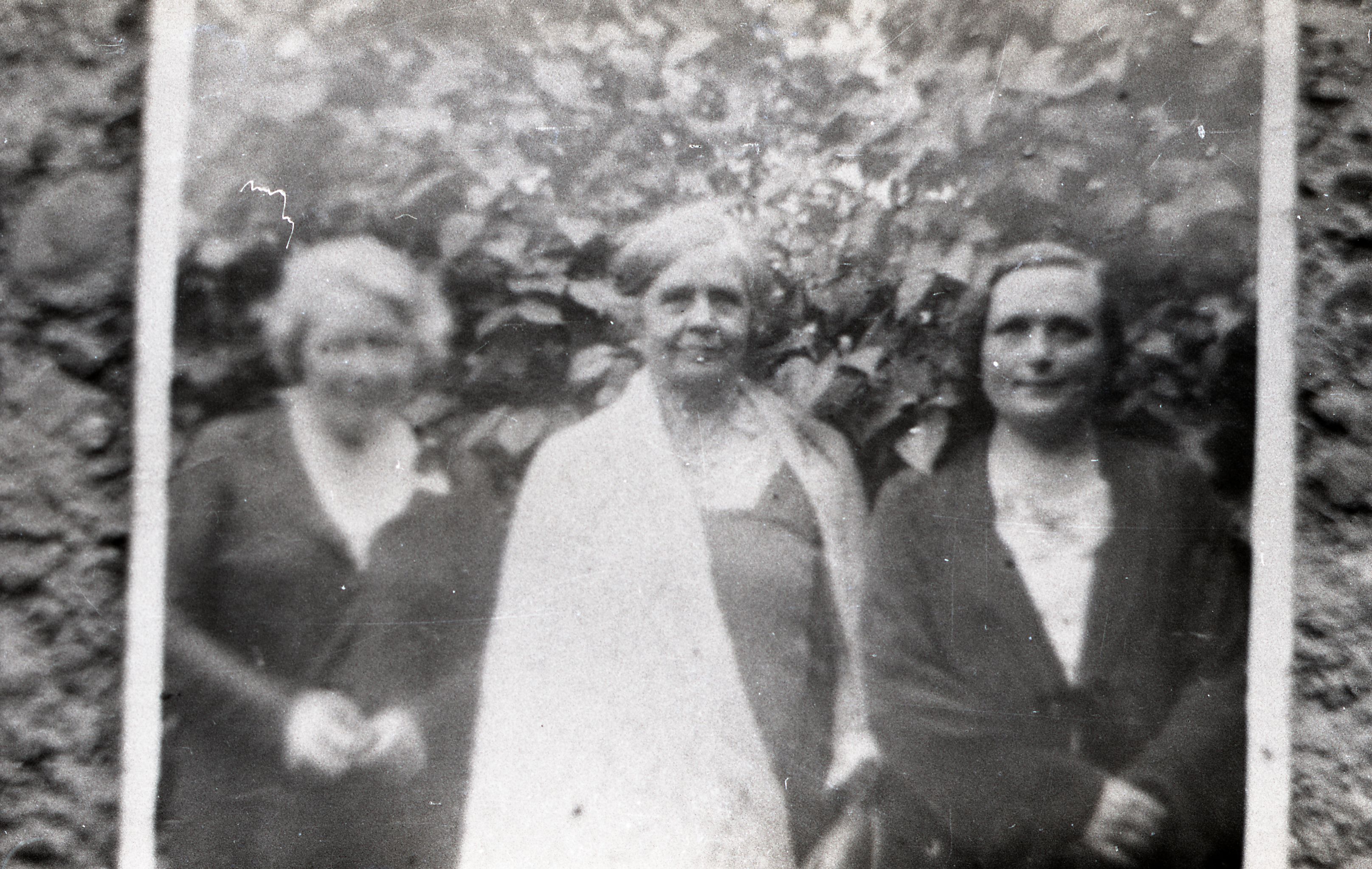Emilie Järvalt koos Paula Koppeli ja Anna Haavaga Kuressaares