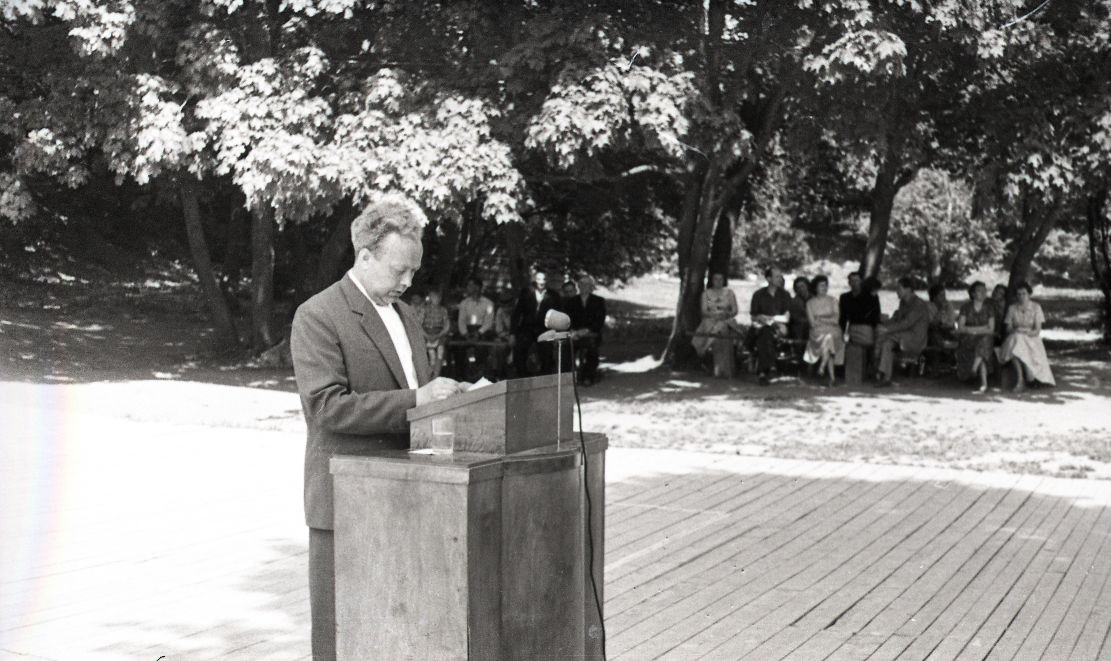 Ülesaaremaaline looduskaitse ja koduuurimise päev Lossihoovis: sõnavõtuga esineb Juhan Peegel.