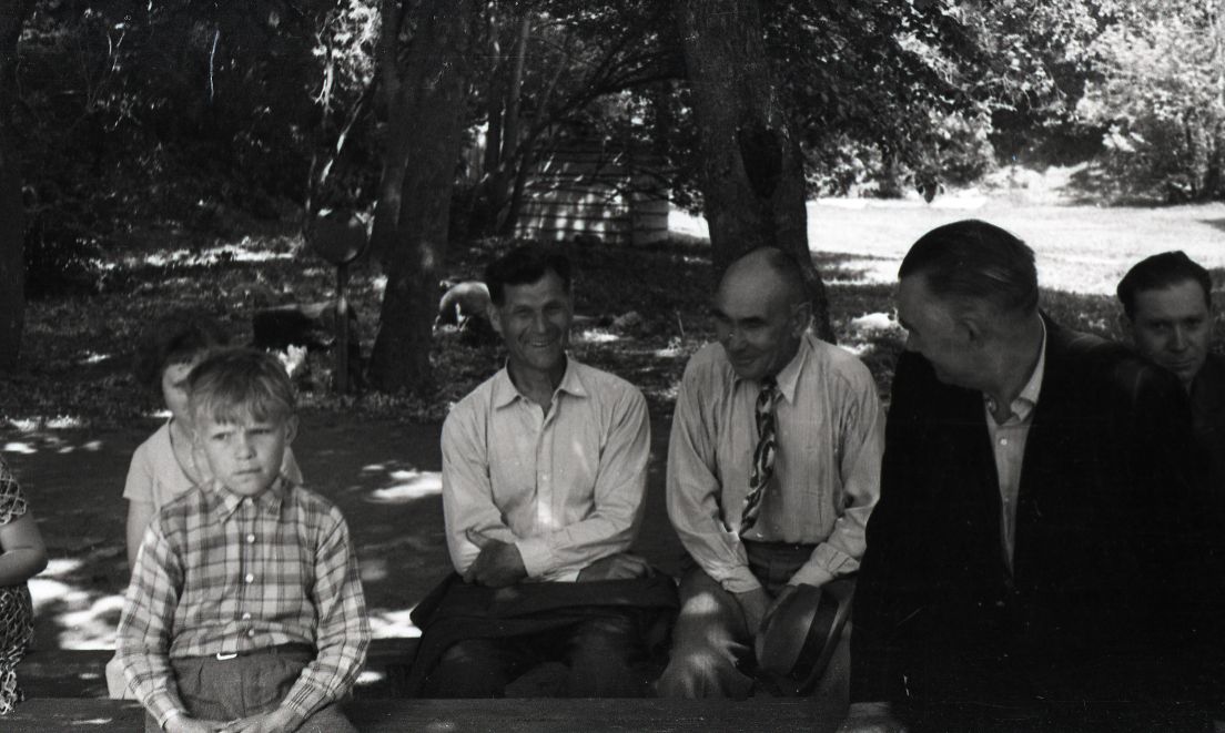 Ülesaaremaaline looduskaitse ja koduuurimise päev Lossihoovis: rahvas ettekandeid jälgimas.