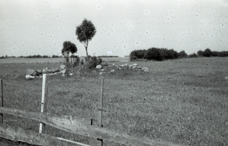 Kingissepa rajooni kultuurimälestis: kivikalme Kihelkonna kn Kurevere küla. I at. II pool e.m.a.
