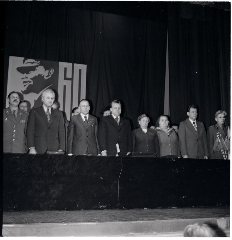 Suure Oktoobri 60. aastapäeva tähistamine Kingissepas 1977. a.: piduliku koosoleku presiidium kultuurimaja saalis.