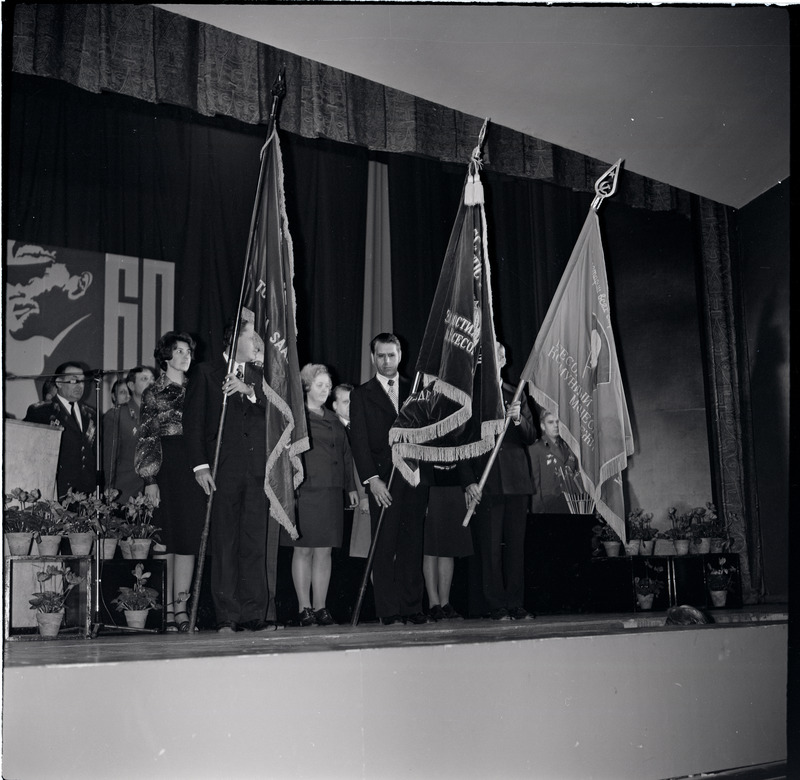 Suure Oktoobri 60. aastapäeva tähistamine Kingissepas 1977. a.: piduliku koosolek kultuurimajas. Vaade saali toodud lippudele.