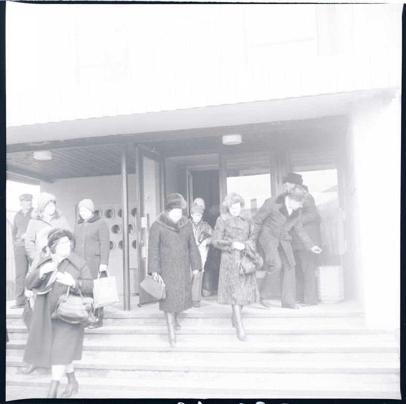 1979. a. toimunud Kingissepa rajooni naiste aktiivi koosolek "Saare Kaluri" klubis: Valentina Tereškova koos Meta Vannasega aktiivipäevalt lahkumas.