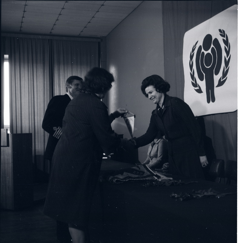 1979. a. toimunud Kingissepa rajooni naiste aktiivi koosolek "Saare Kaluri" klubis: Karl Niine ja Naima Lamp meenet üle andmas Valentina Tereškovale.