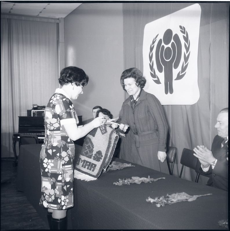 1979. a. toimunud Kingissepa rajooni naiste aktiivi koosolek "Saare Kaluri" klubis: piltvaiba üleandmine Valentina Tereškovale.