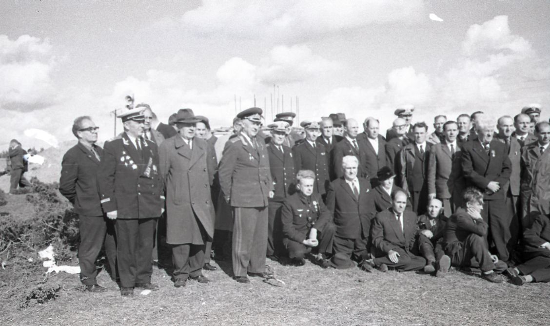 Nurgakivi panek Tehumardi mälestusmärgile