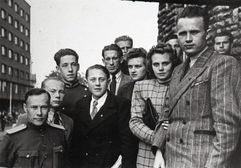 ELKNÜ III kongressi Saaremaa delegatsiooni liikmed Tallinnas Draamateatri trepil. 1948. a.