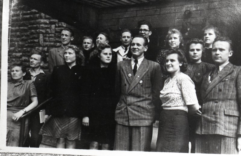 ELKNÜ III kongressi Saaremaa delegatsiooni liikmed Tallinnas Draamateatri trepil. 1948. a.