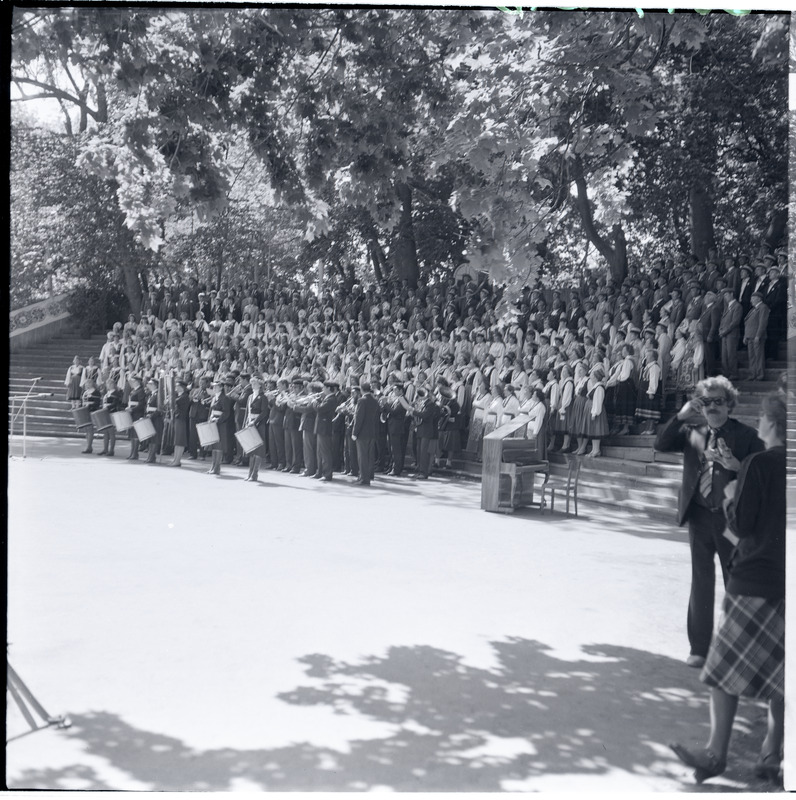 Saaremaa laulupidu 1983, esinevad ühendkoor ja puhkpilliorkestrid