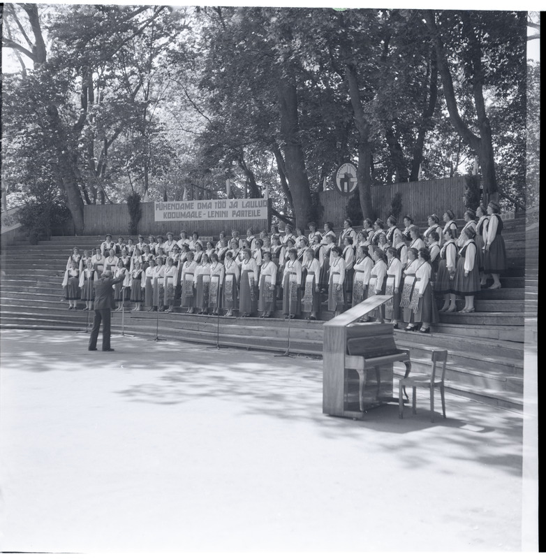 Saaremaa laulupidu 1983, esinevad naiskoorid