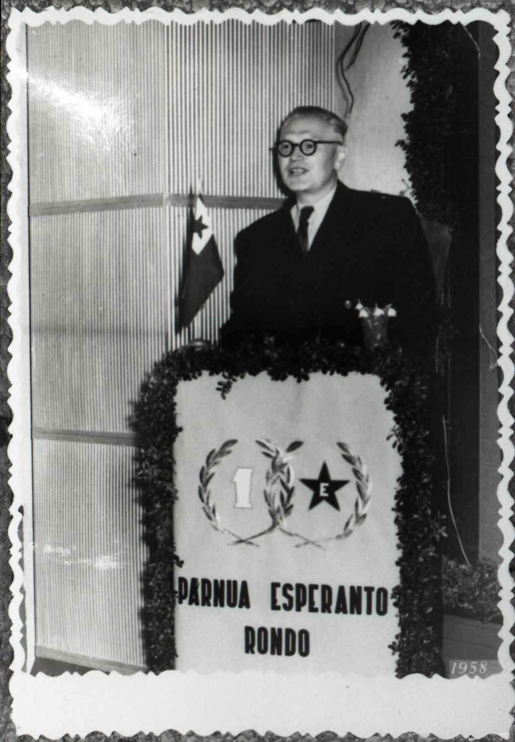 V. Riis  Pärnus esperanto huvilistele kõnet pidamas