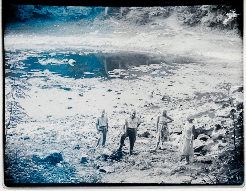 Harald ja Edveelie Mänd külalistega Kaali kraatris