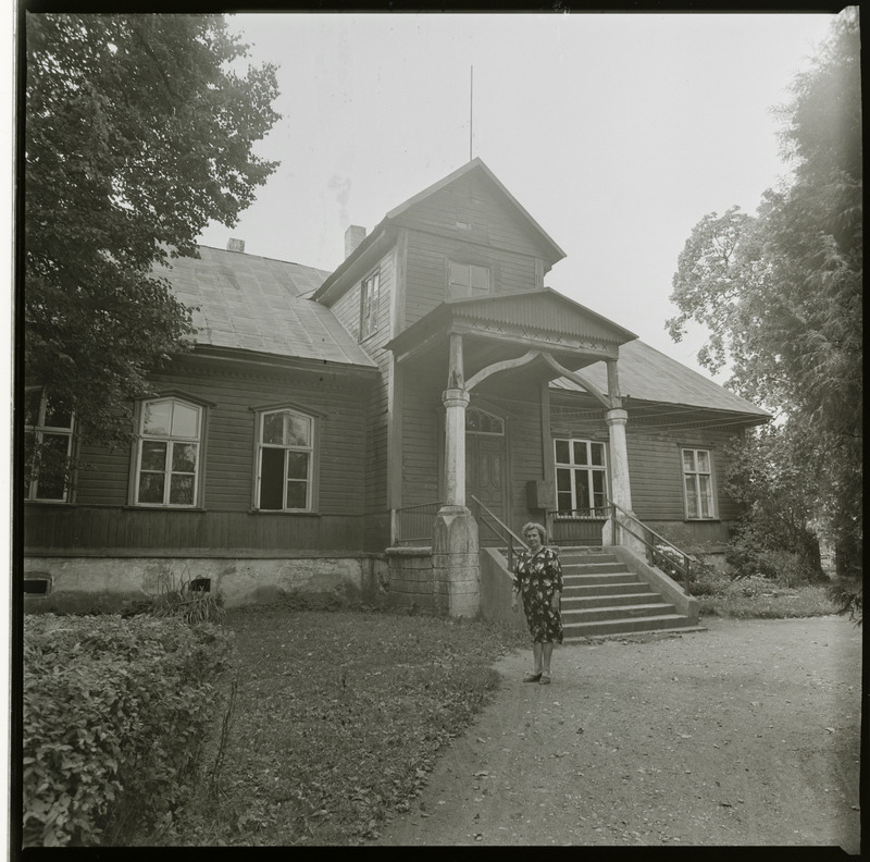 Direktor Erna Sannik Eikla koolimaja ees