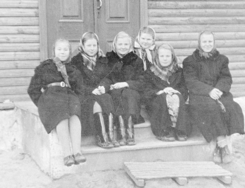 Saatse. Satserinna kooli fotoringi liikmed koolimaja trepil