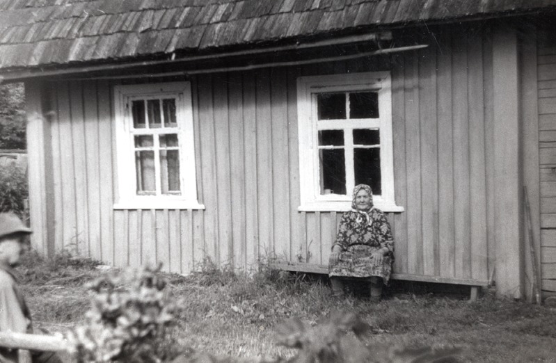 Anne Oinas istumas maja ees trepil