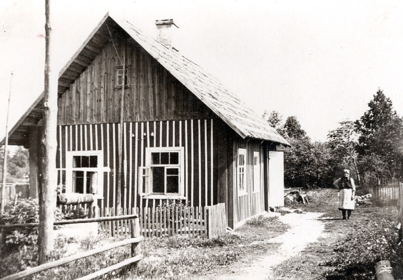 Anne Oinas kodumaja ees