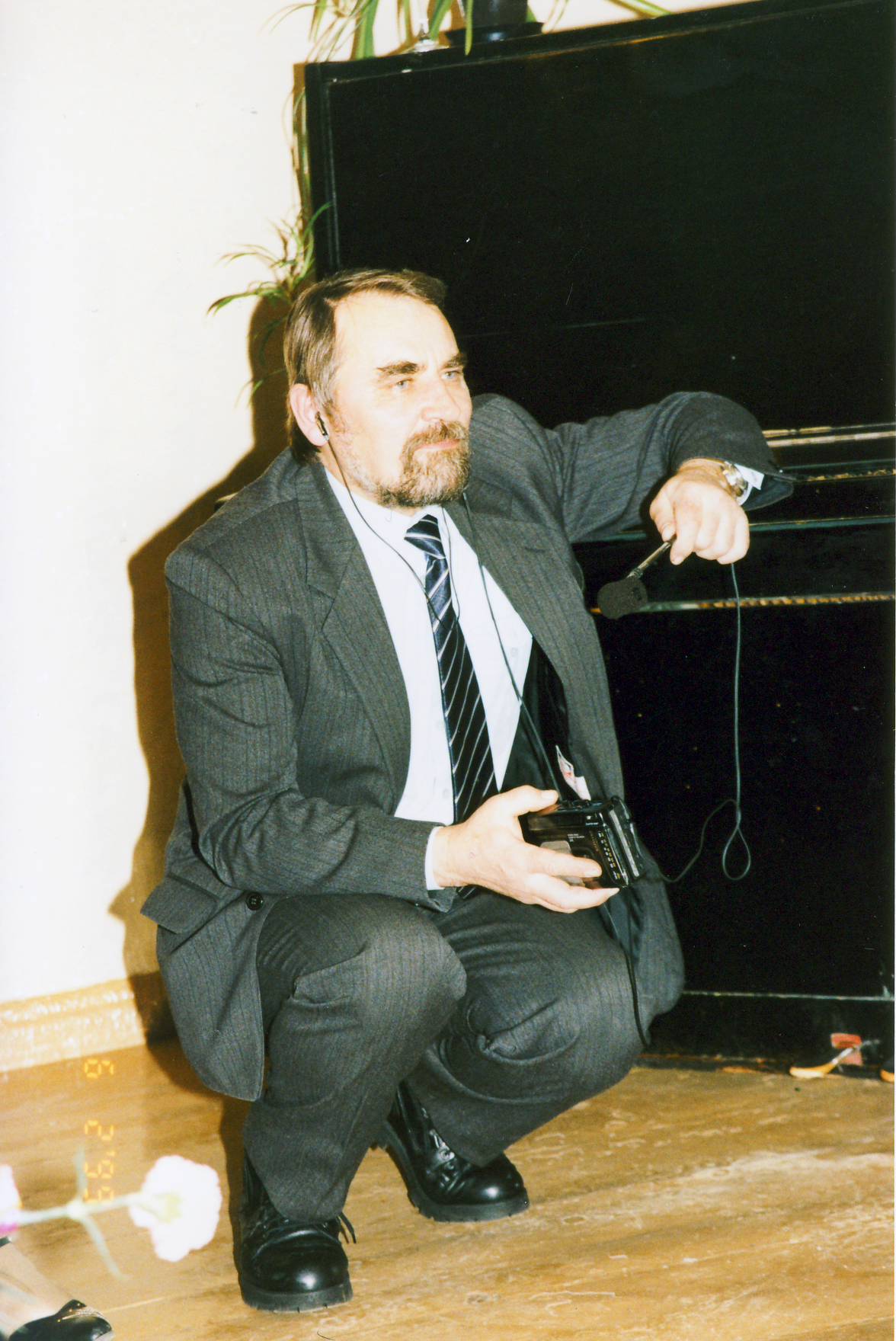 Petseri Eesti Kooli 80.aastapäev. Ajalehe Setomaa toimetaja Ilmar Vananurm lindistamas.