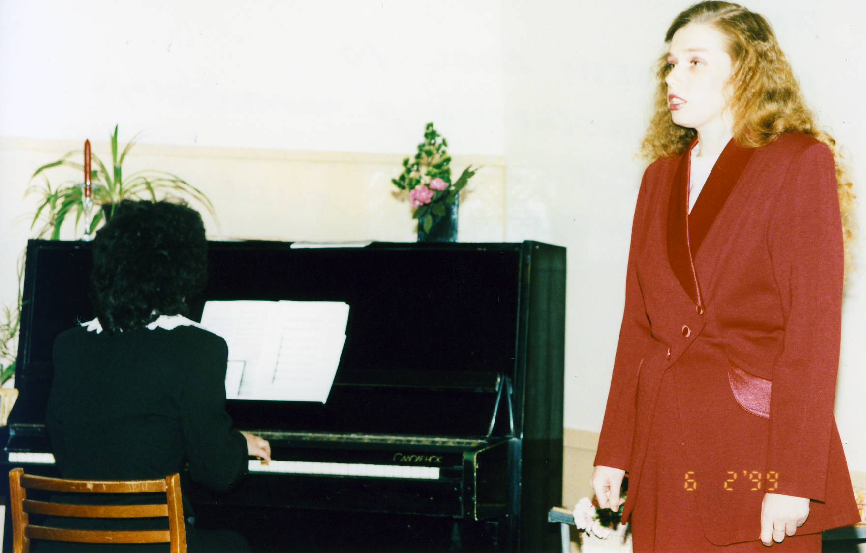 Petseri Eesti Kooli 80.aastapäev. Geograafia- ja arvutiöpetaja Lilian Sergienko laulmas, klaveril saadab muusikaõpetaja Ninel Jelissejeva.