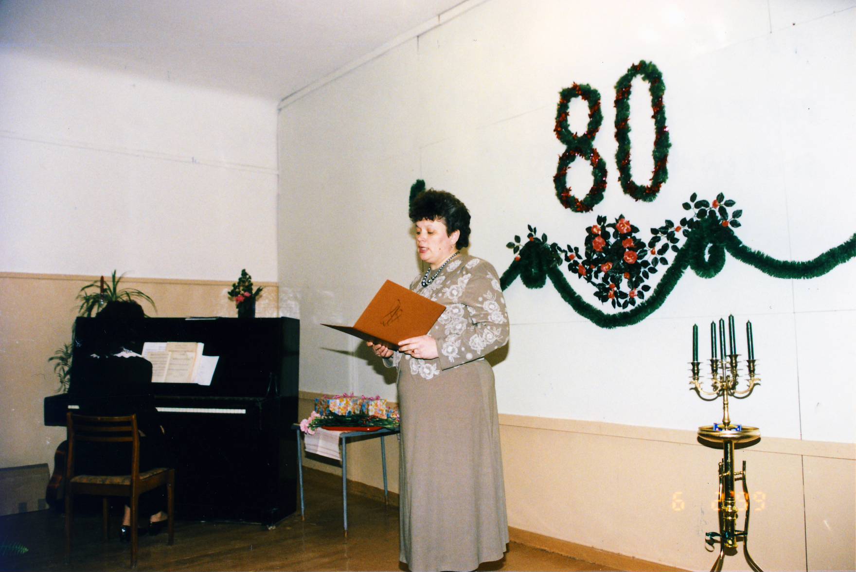 Petseri Eesti Kooli 80.aastapäev. Svetlana Rakuta, kooli direktor aktusel.