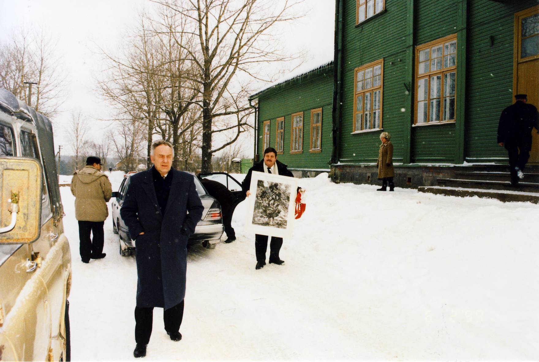 Petseri Eesti Kooli 80.aastapäev. Ants Eglon, EV Haridusministeeriumi töötaja ja Vello Lõvi, Värska vallavanem koolimaja ees.