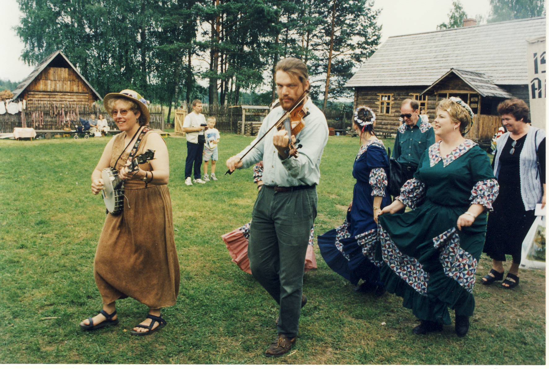 VIII Leelopäev. Külaliskollektiiv In Folkmotion Dance Ensemble USA-st.