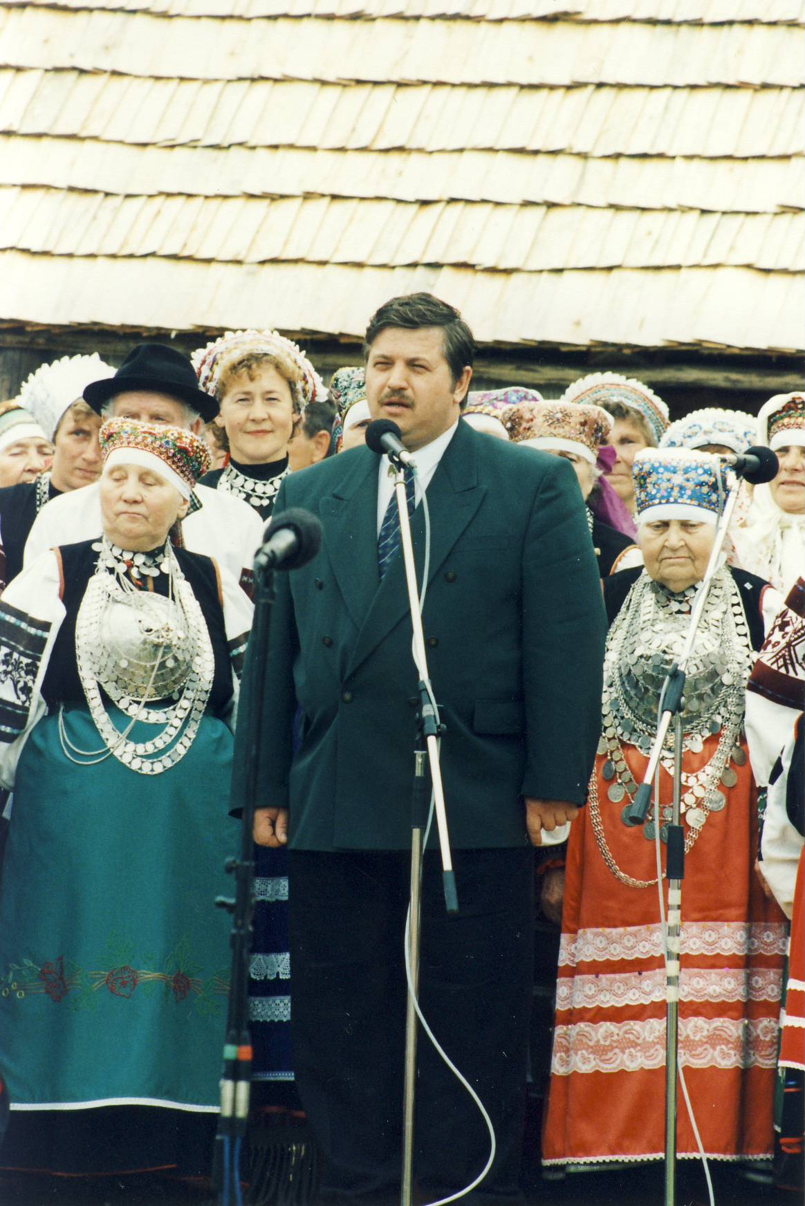 VIII Leelopäev.Vello Lõvi,Värska vallavanem tervitamas peost osavõtjaid.