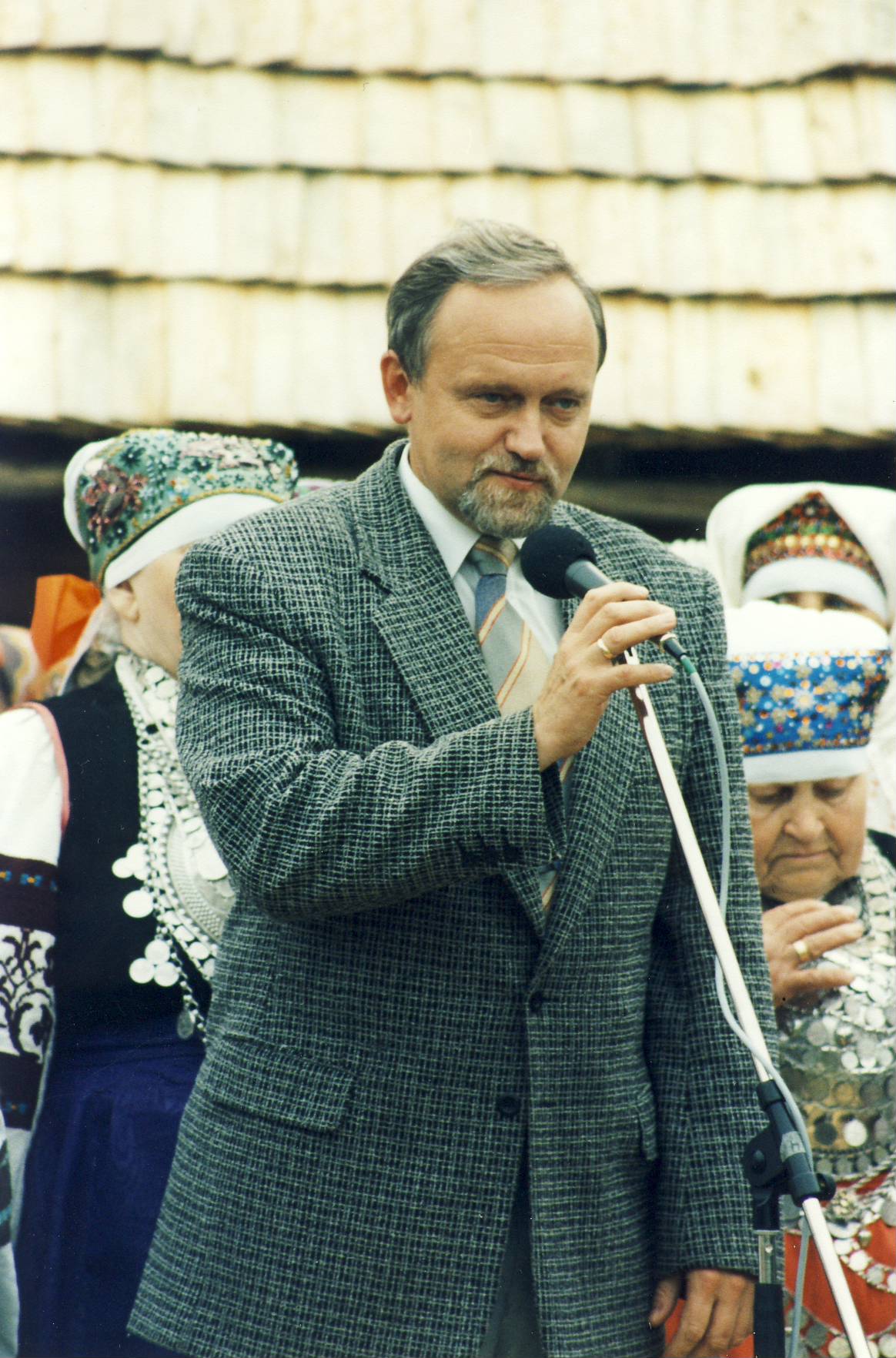 VIII Leelopäev. Kultuuriminister Jaak Allik tervitamas peost osavõtjaid.