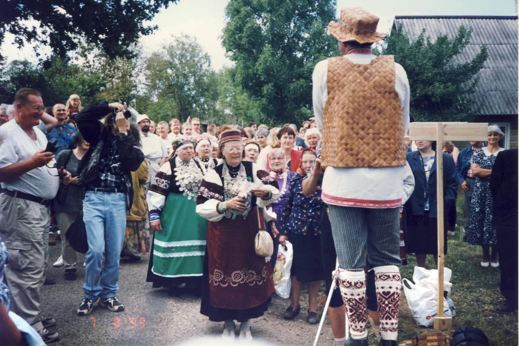 Kuningriigi päev Mikitamäel.Ülemsootska valimine.Paul Hagu oma valijatega.