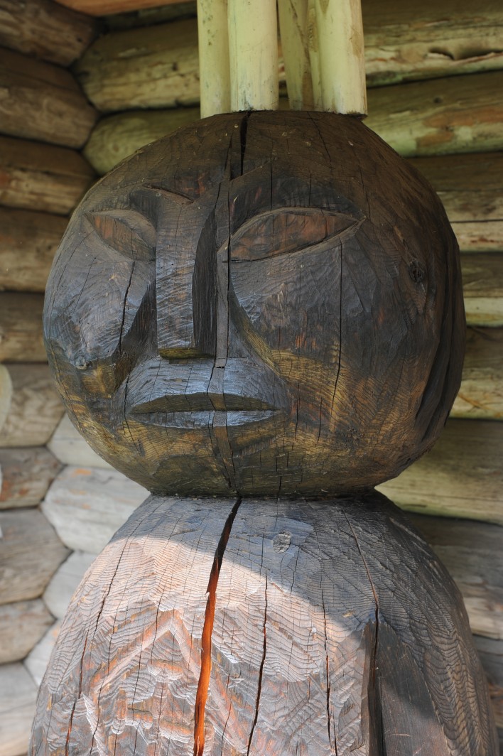 Värska.Seto Talumuuseum. Peko kuju aidatrepil