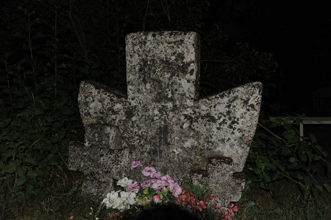 Podmotsa. Kivirist kalmistul