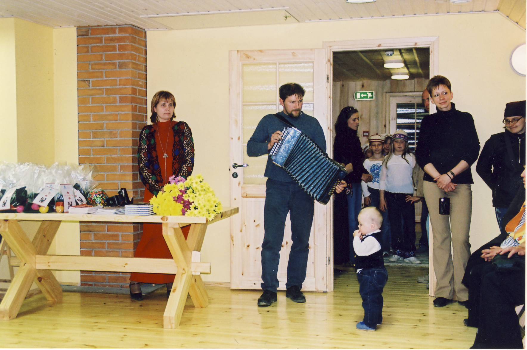 XI Seto pitsipäevade lõpetamine. Ain Raal pilli mängimas.