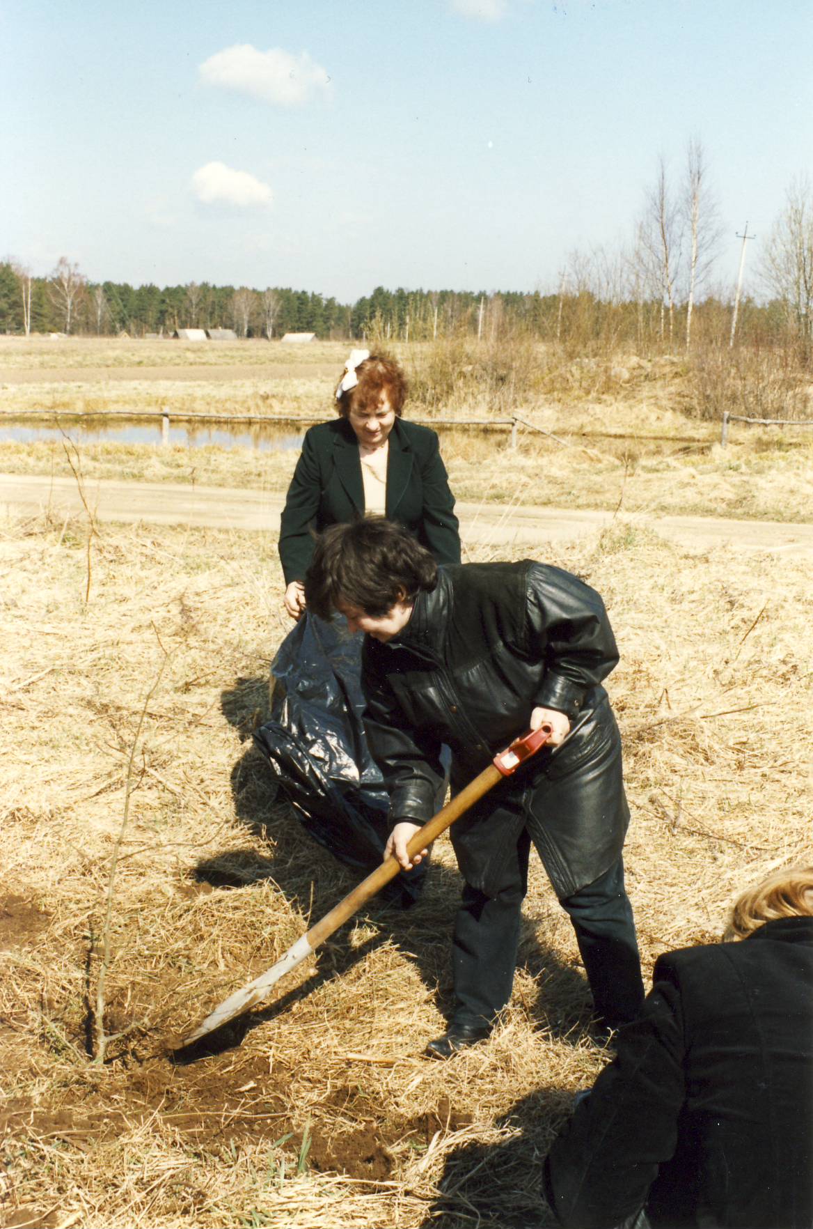 Värska Gümnaasiumi abituriendid muuseumis tamme istutamas.