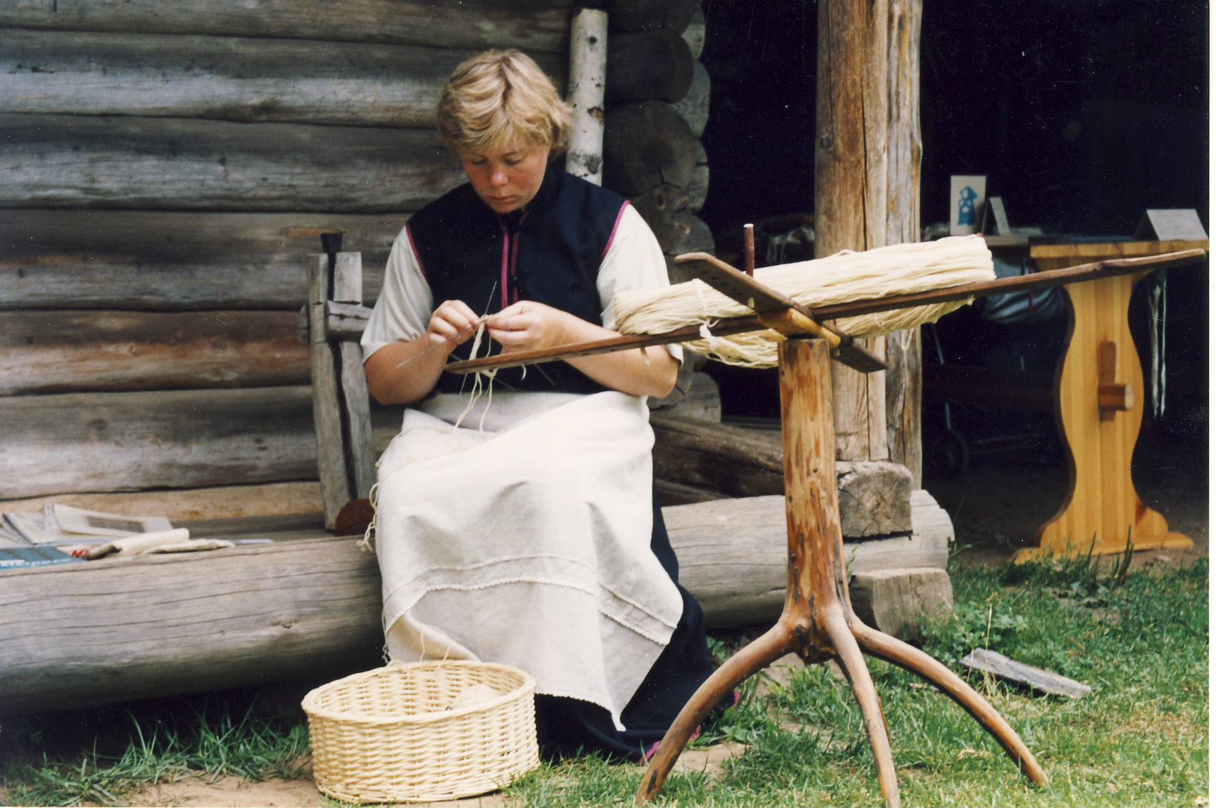 Töö - ja ilotalgud muuseumis. Tiina Seppenen seto suka kudumist õpetamas.