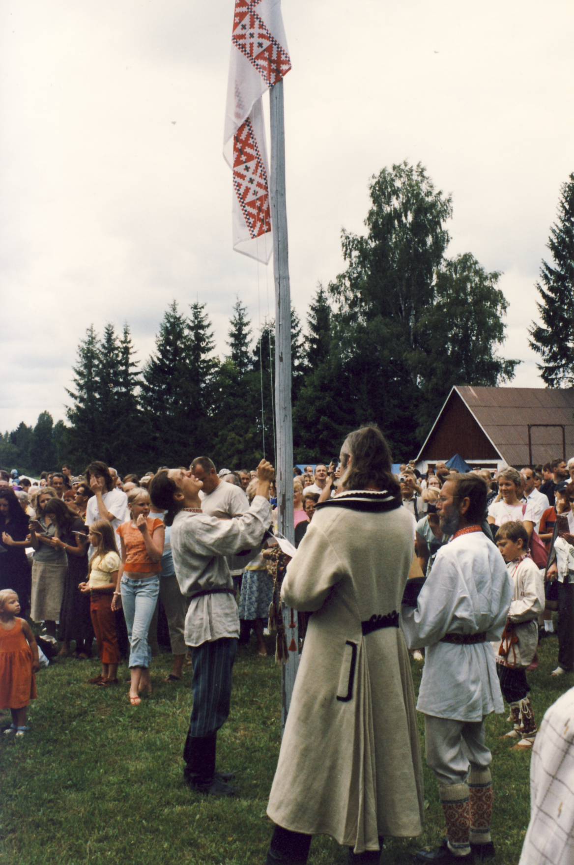 XII Kuningriigi päev Luhamaal. Margus Palolill Mikitamäelt lippu heiskamas.